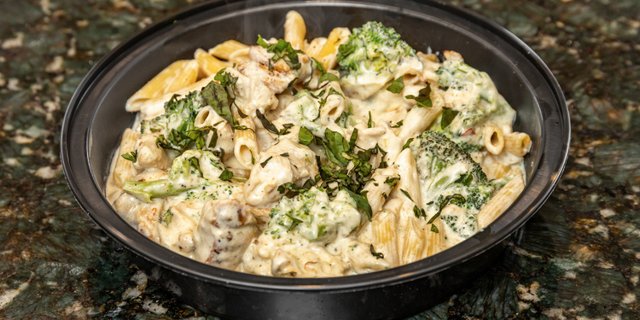 Chicken & Broccoli Alfredo Pizza