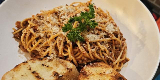 Spaghetti w/ Meat Sauce
