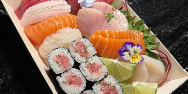 Sushi & Sashimi Combo Box