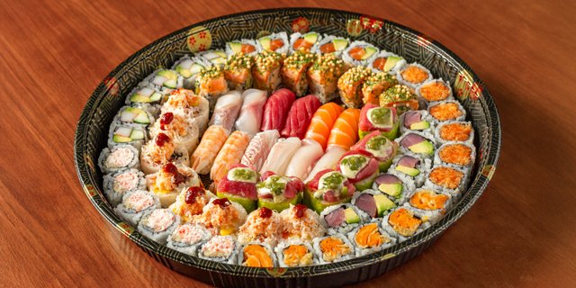 Small Classic & Signature Rolls & Assorted Sushi Tray