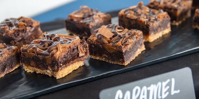 Caramel Pretzel Brownie Bites