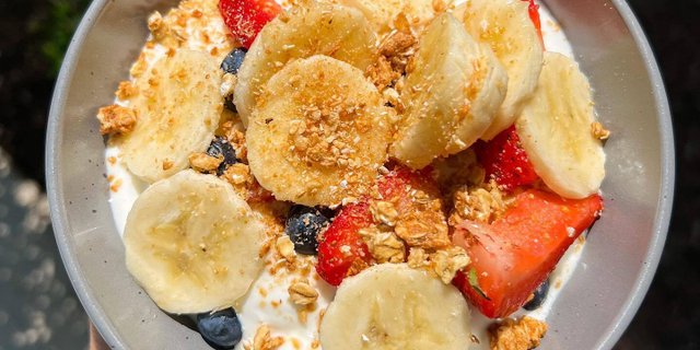 Fruit & Granola Yogurt Parfait
