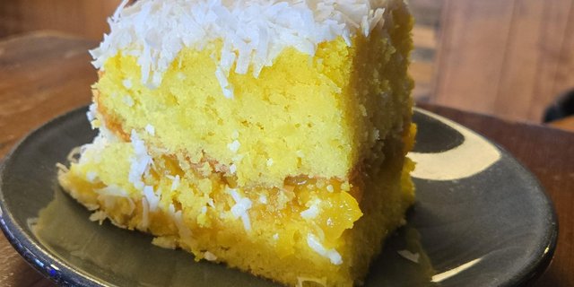 Fresh Pineapple & Coconut Cake