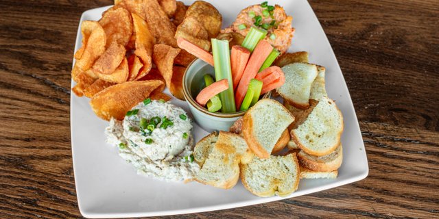 Spreads w/ Crostini & Veggies
