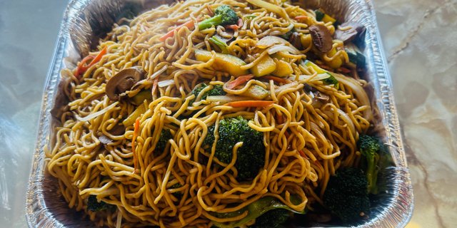 Vegetable Lo Mein Tray