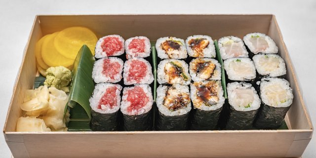 18-Piece Makimono Box