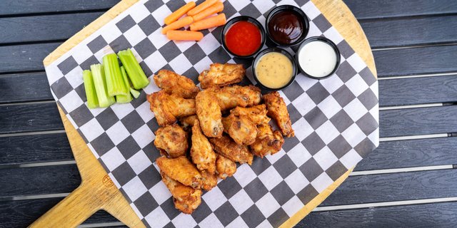 The Front Page Wings Platter