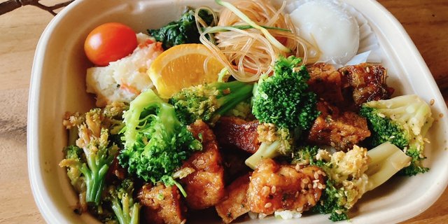 Deluxe Sesame Tofu w/ Broccoli Bento Box