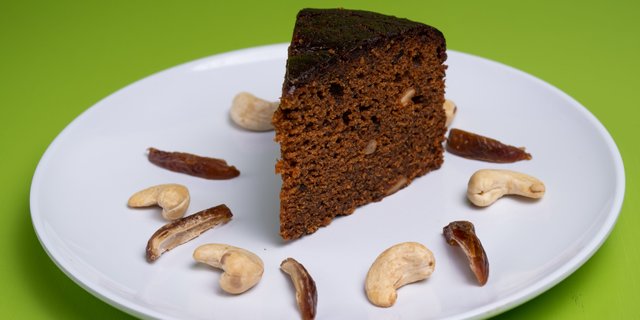Dates n' Cashew Cake Slice