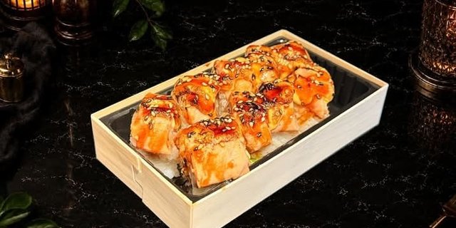 Seared Salmon Crab Roll (10 Pieces)