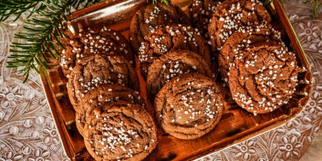 Molasses Snowflakes Small Christmas Cookie Platter