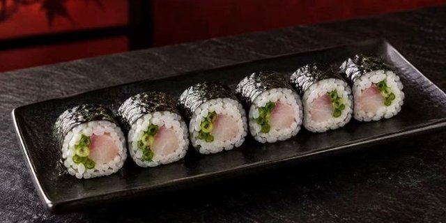 Yellow Tai Scallion Roll