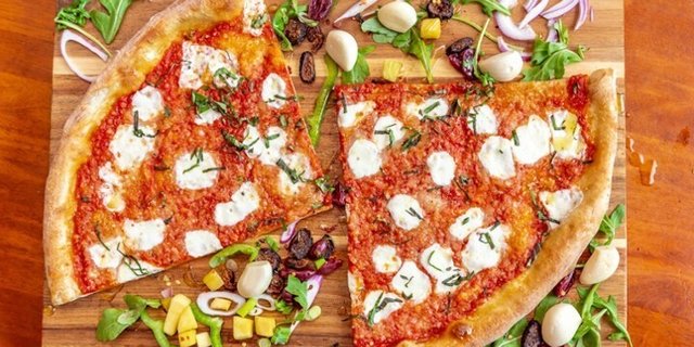Sun-Dried Tomato Margherita Pizza