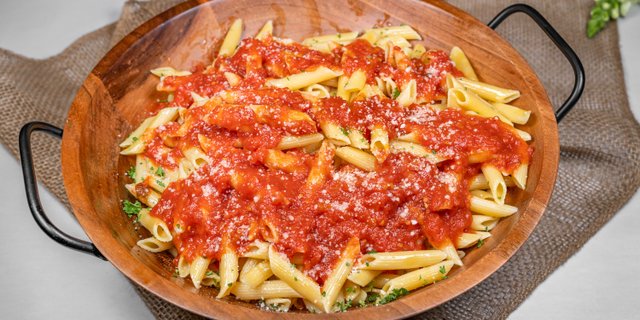 Penne Pasta W/ Tomato Sauce