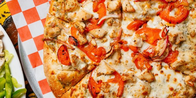 Grilled Chicken Alfredo Pizza