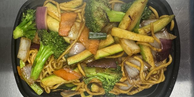 Vegetable Stir-Fry Lo Mein Tray