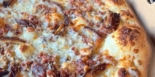 Date & Bacon Pizza