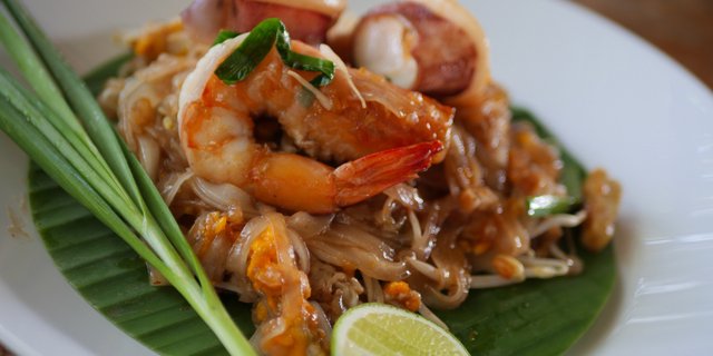 Jumbo Shrimp Pad Thai Tray