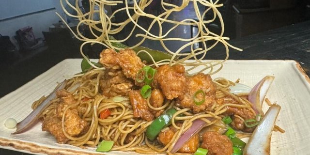 Tallarin con Pollo en Trozos