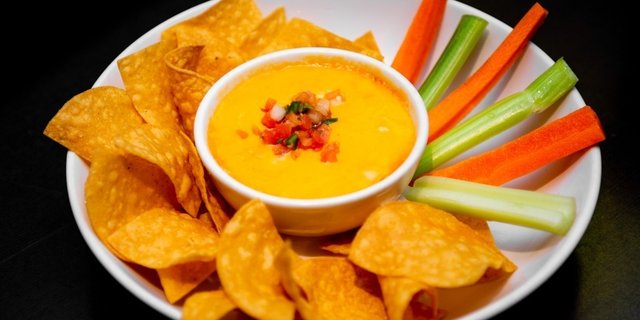 Buffalo Chicken Queso Dip