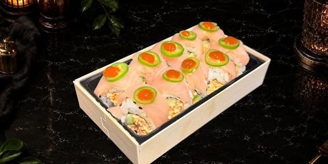 Yellowtail Crab Sushi Roll (10 Pieces)