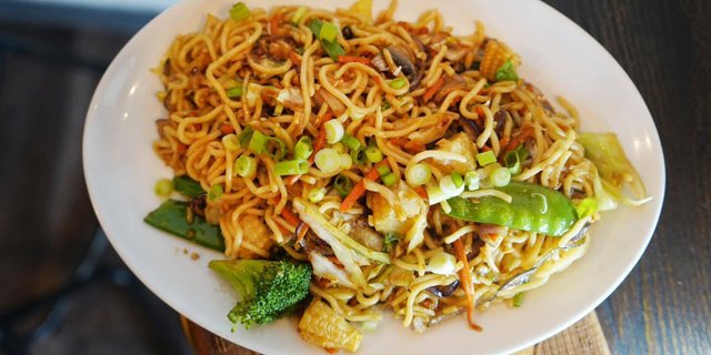 Streetside Chow Mein