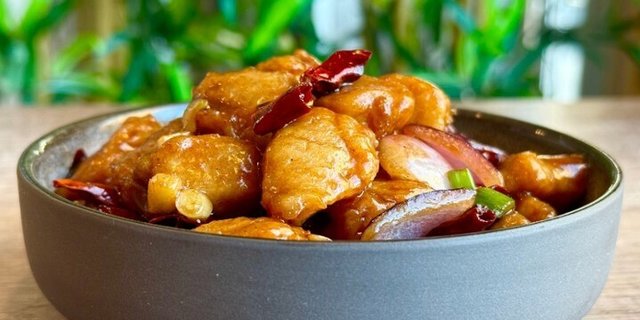 Kong Pao Chicken w/ Peanut Half Tray