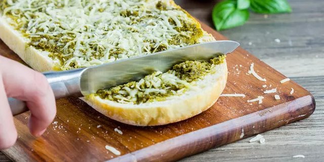Pesto-Garlic Cheese Bread