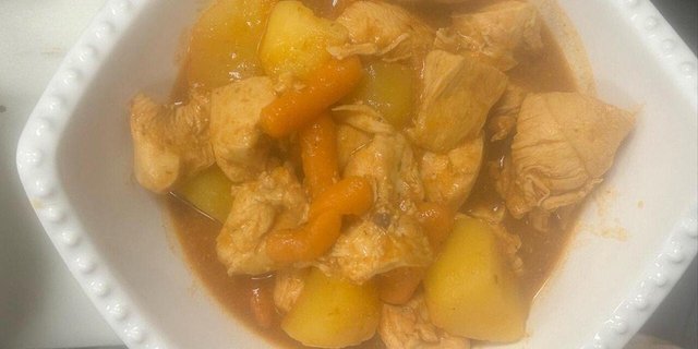 Pollo Guisado w/ Two Sides