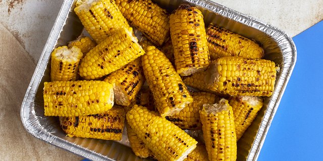 Flame-Grilled Corn on the Cob Tray