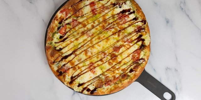 Vegan Caprese Pizza