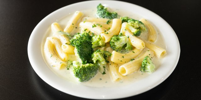 Ziti w/ Broccoli In Alfredo Sauce