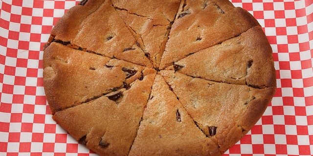 Giant Chocolate Chip Cookie