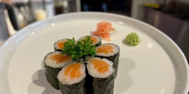 Salmon Maki Roll