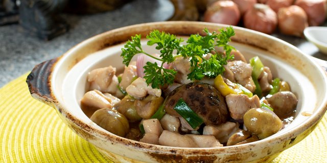 Stewed Chicken w/ Fresh Chestnut In Casserole
