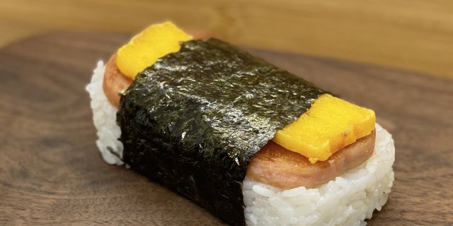 Spam Musubi w/ & Topping
