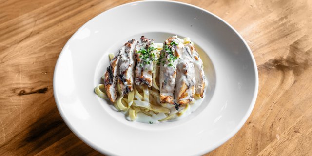 Fettuccine Alfredo con Pollo