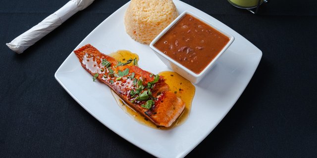 Salmon & 2 Sides Boxed Meal