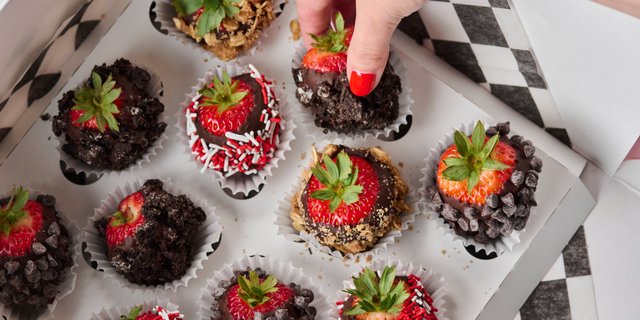 Chocolate Covered Strawberries w/ Assorted Toppings