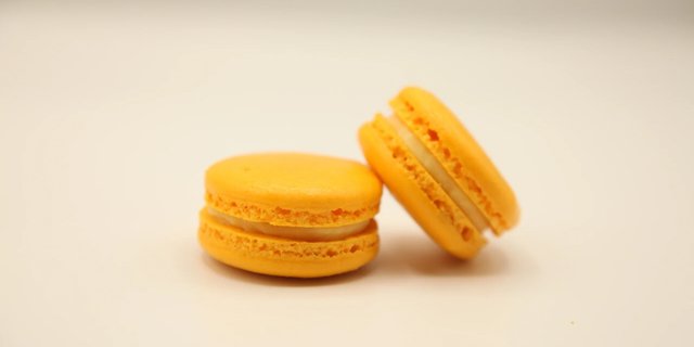Passion-Mango Macaron