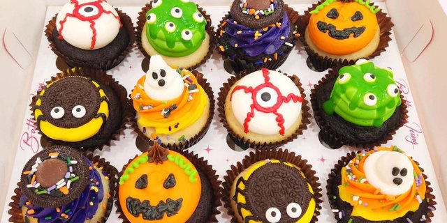 One Dozen Halloween Cupcakes