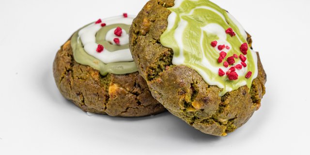 Matcha Raspberry Crumble Cookie