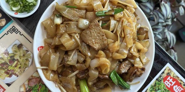Beef Chow Fun w/ Sauce Tray
