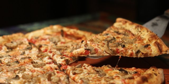 Mushroom w/ Roasted Garlic 18” Pizza