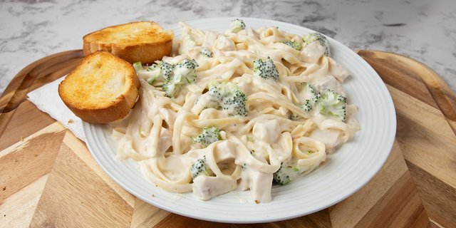 Broccoli & Chicken Alfredo Pasta