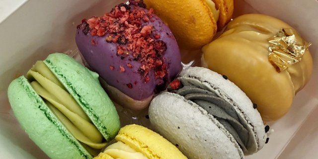 Rose Strawberry Macaron