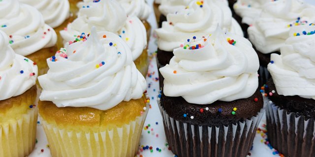 24-Pack Assorted Classic Cupcakes