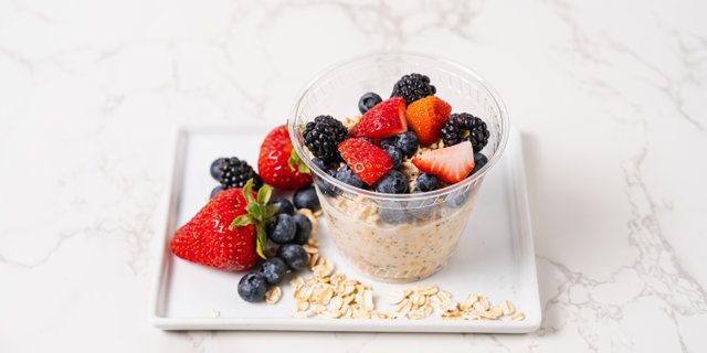 Overnight Oats w/ Fresh Berries