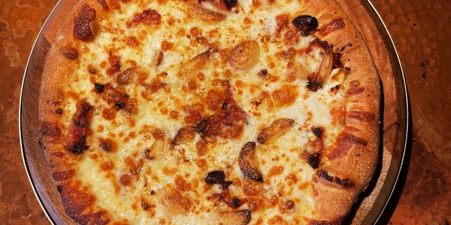Roasted Garlic Pizza