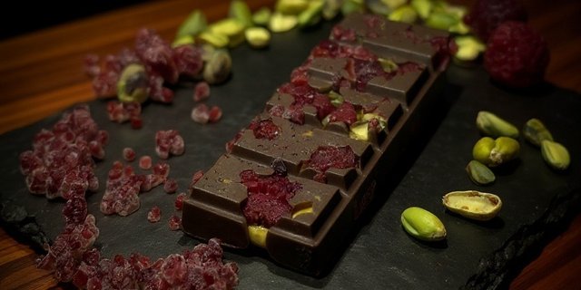 Raspberry & Pistachio Milk Chocolate Bar